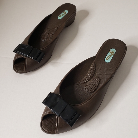 Oka B. waterproof wedge sandals, sz Medium, bow - Picture 1 of 16